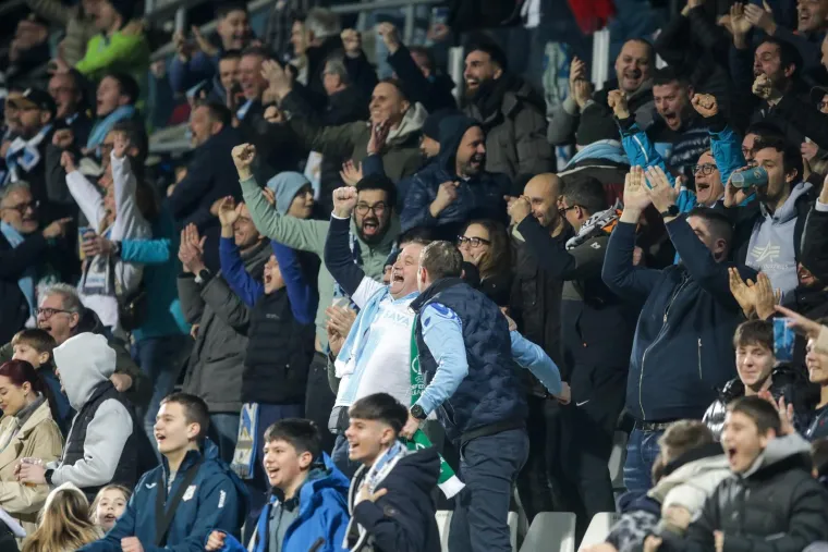 Euforija na Rujevici, navijači luduju, a jedan zamaskirani lik s bakljom je ukrao pažnju