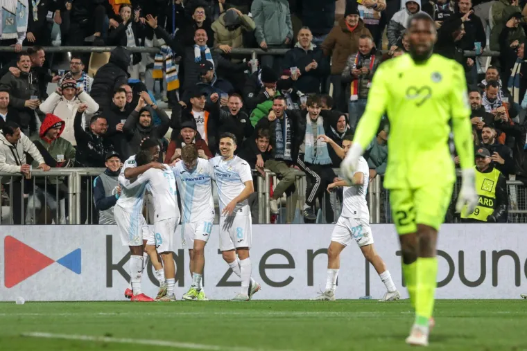 Euforija na Rujevici, navijači luduju, a jedan zamaskirani lik s bakljom je ukrao pažnju