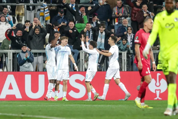 Euforija na Rujevici, navijači luduju, a jedan zamaskirani lik s bakljom je ukrao pažnju