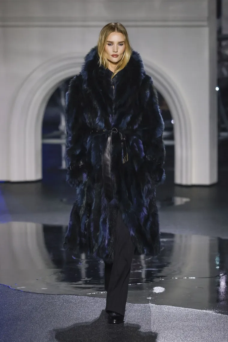 Promjene na licu manekenke potaknule raspravu obožavatelja: Pogledajte kako ona inače izgleda