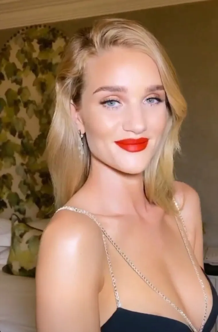 Promjene na licu manekenke potaknule raspravu obožavatelja: Pogledajte kako ona inače izgleda