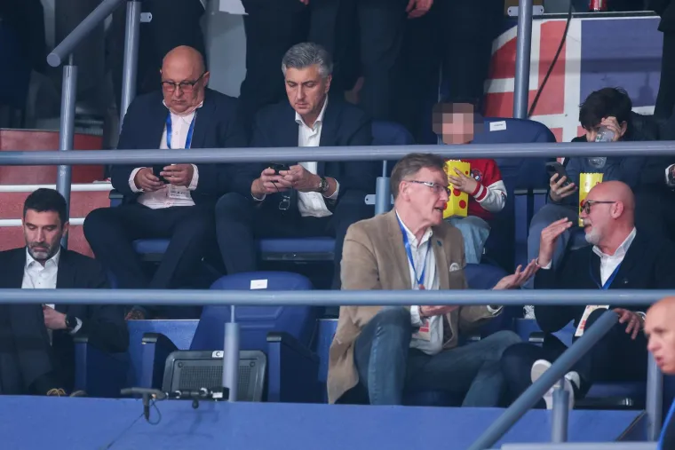 Kakva svita u Draženovu domu: Stigao i premijer Plenković, a pogledajte s kim u dru&scaron;tvu prati utakmicu