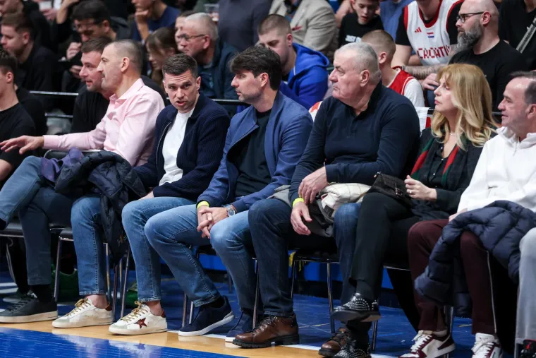 Kakva svita u Draženovu domu: Stigao i premijer Plenković, a pogledajte s kim u dru&scaron;tvu prati utakmicu