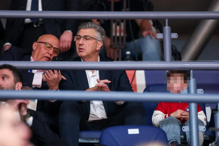 Kakva svita u Draženovu domu: Stigao i premijer Plenković, a pogledajte s kim u dru&scaron;tvu prati utakmicu