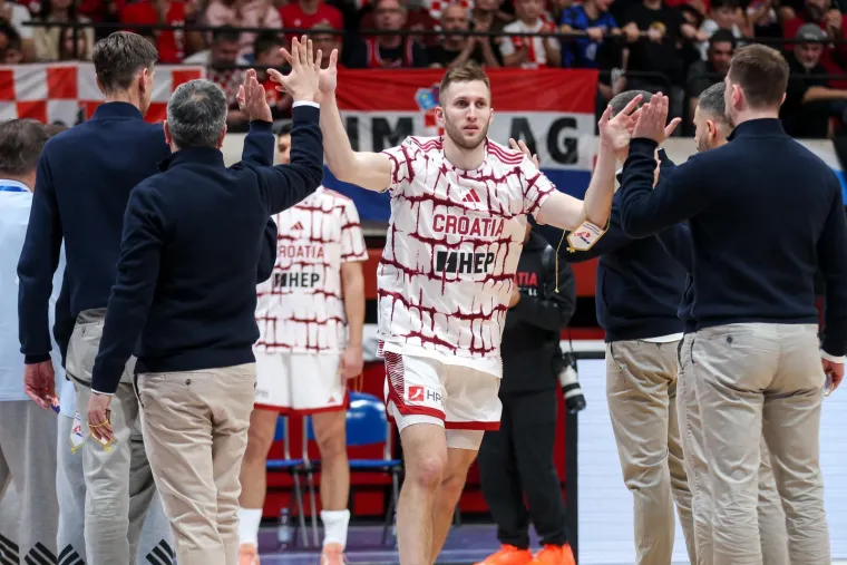 Kakva svita u Draženovu domu: Stigao i premijer Plenković, a pogledajte s kim u dru&scaron;tvu prati utakmicu