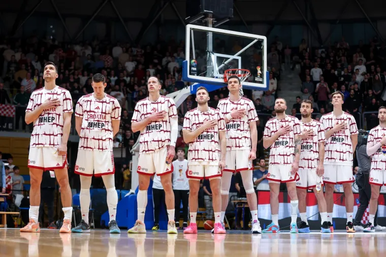 Kakva svita u Draženovu domu: Stigao i premijer Plenković, a pogledajte s kim u dru&scaron;tvu prati utakmicu