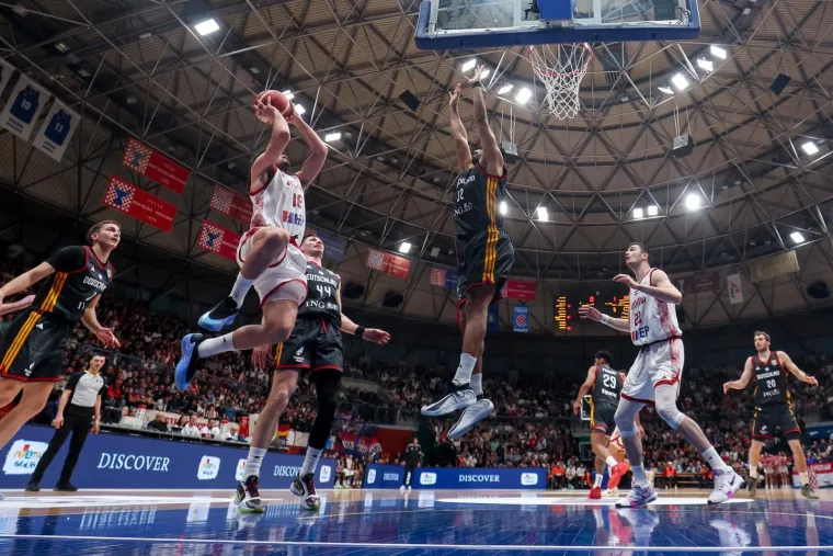 Kakva svita u Draženovu domu: Stigao i premijer Plenković, a pogledajte s kim u dru&scaron;tvu prati utakmicu