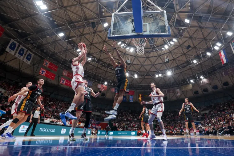 Kakva svita u Draženovu domu: Stigao i premijer Plenković, a pogledajte s kim u dru&scaron;tvu prati utakmicu