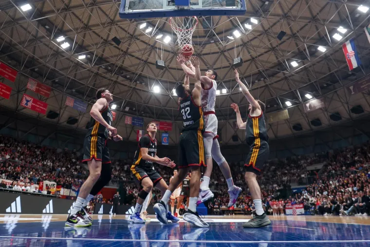 Kakva svita u Draženovu domu: Stigao i premijer Plenković, a pogledajte s kim u dru&scaron;tvu prati utakmicu