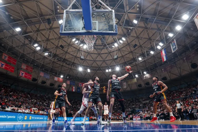 Kakva svita u Draženovu domu: Stigao i premijer Plenković, a pogledajte s kim u dru&scaron;tvu prati utakmicu