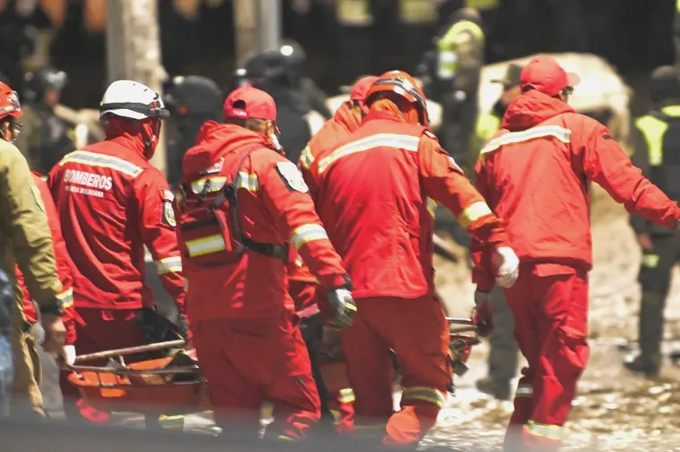 Zrakoplov pun novca sru&scaron;io se na prometnu aveniju: Nastao kaos kad su mje&scaron;tani vidjeli &scaron;to se rasulo