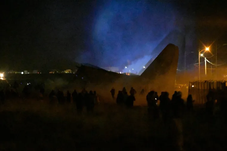 Zrakoplov pun novca sru&scaron;io se na prometnu aveniju: Nastao kaos kad su mje&scaron;tani vidjeli &scaron;to se rasulo