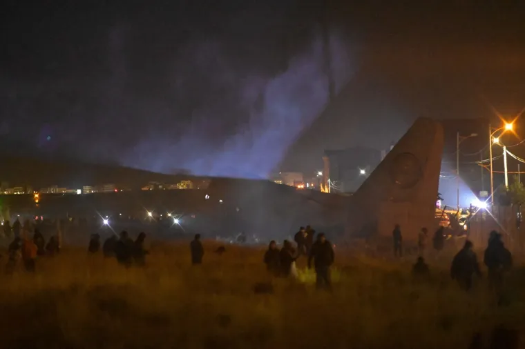 Zrakoplov pun novca sru&scaron;io se na prometnu aveniju: Nastao kaos kad su mje&scaron;tani vidjeli &scaron;to se rasulo