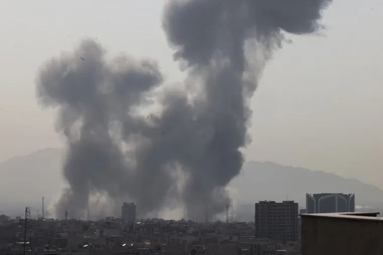 Gusti dim diže se nad Teheranom: Objavljene prve fotografije grada pod napadom Izraela i SAD-a