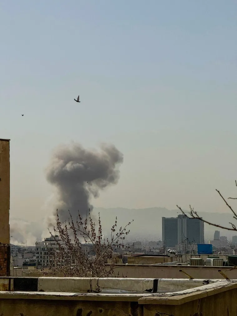 Gusti dim diže se nad Teheranom: Objavljene prve fotografije grada pod napadom Izraela i SAD-a
