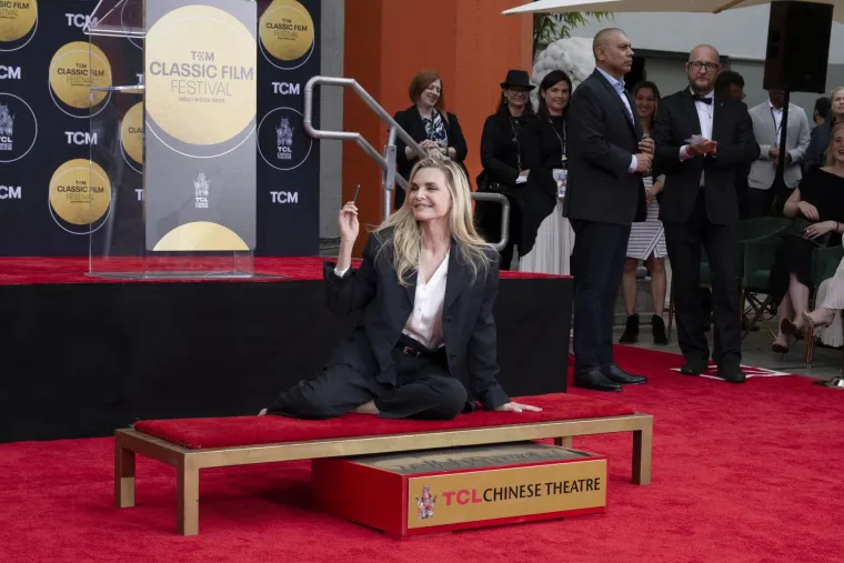 Te&scaron;ko je povjerovati da ima gotovo 68: Michelle Pfeiffer očarala izgledom u Los Angelesu