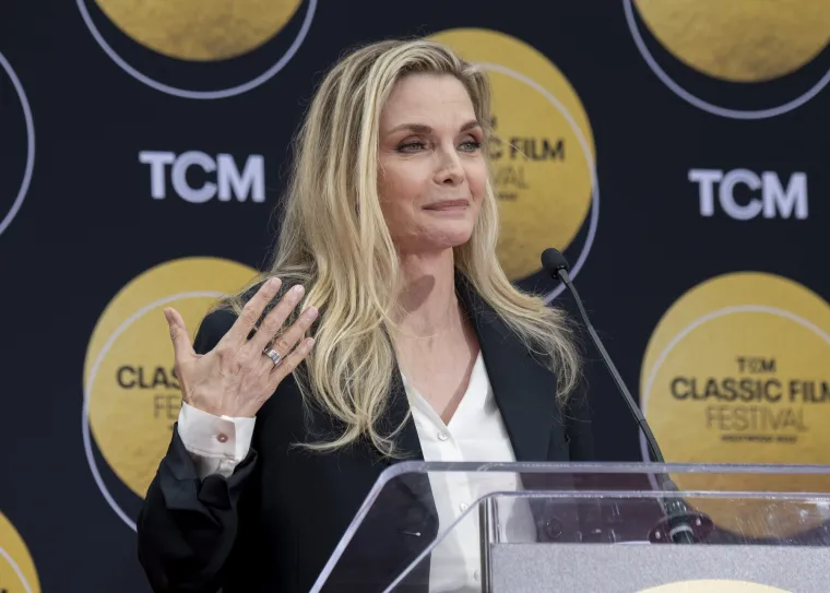 Te&scaron;ko je povjerovati da ima gotovo 68: Michelle Pfeiffer očarala izgledom u Los Angelesu