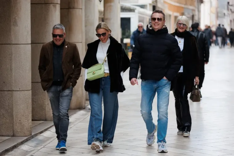 Dame u smeđim nijansama zasjenile su sve na &scaron;pici: Jedna je posebno istaknula noge