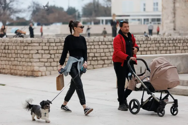 Dame u smeđim nijansama zasjenile su sve na &scaron;pici: Jedna je posebno istaknula noge