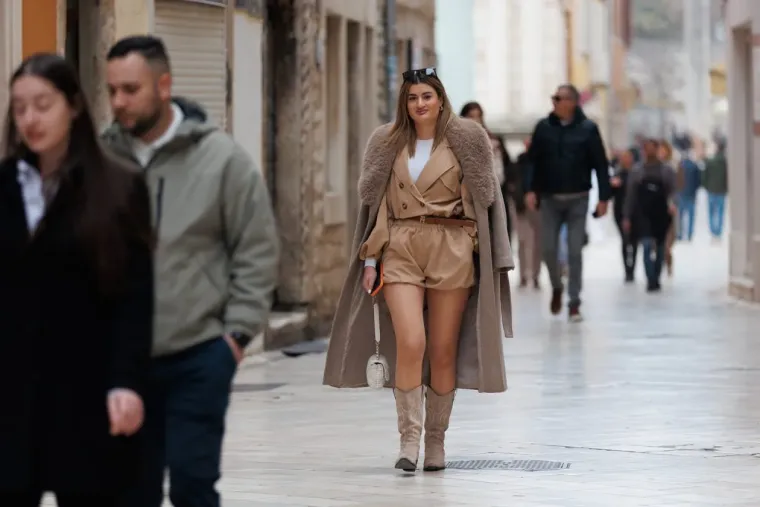 Dame u smeđim nijansama zasjenile su sve na &scaron;pici: Jedna je posebno istaknula noge