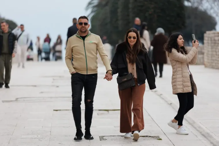 Dame u smeđim nijansama zasjenile su sve na &scaron;pici: Jedna je posebno istaknula noge