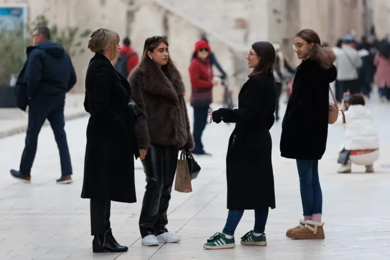 Dame u smeđim nijansama zasjenile su sve na &scaron;pici: Jedna je posebno istaknula noge