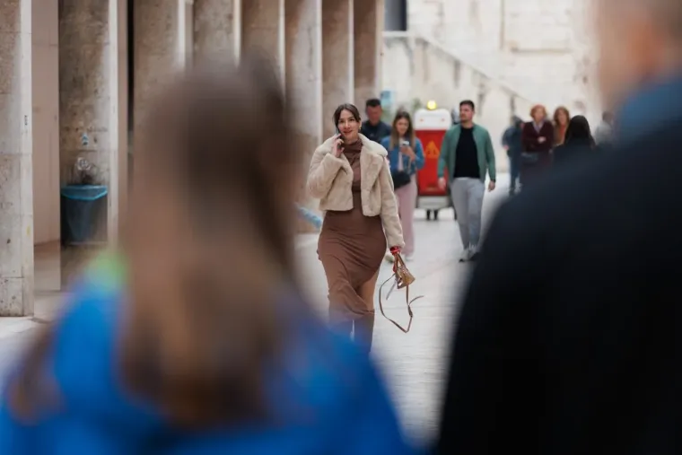 Dame u smeđim nijansama zasjenile su sve na &scaron;pici: Jedna je posebno istaknula noge