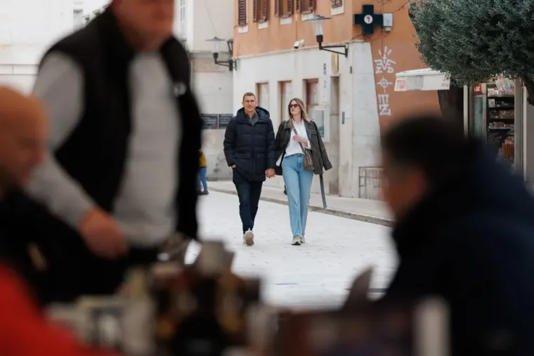 Dame u smeđim nijansama zasjenile su sve na &scaron;pici: Jedna je posebno istaknula noge