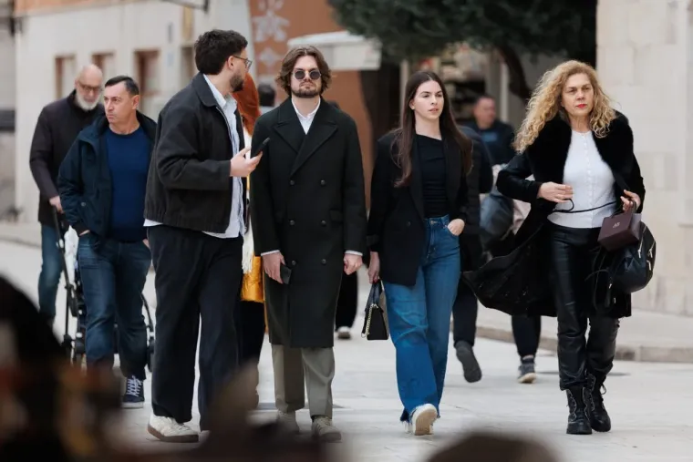 Dame u smeđim nijansama zasjenile su sve na &scaron;pici: Jedna je posebno istaknula noge