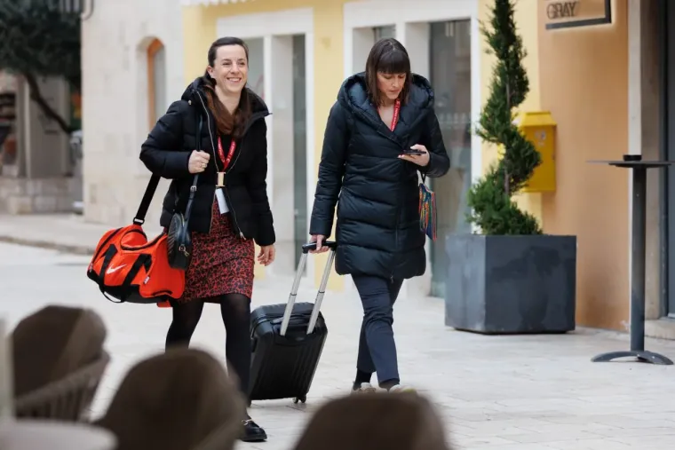 Dame u smeđim nijansama zasjenile su sve na &scaron;pici: Jedna je posebno istaknula noge