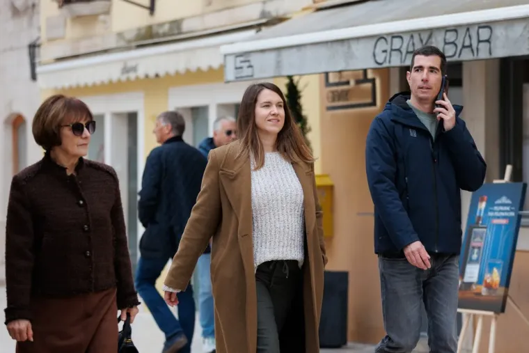 Dame u smeđim nijansama zasjenile su sve na &scaron;pici: Jedna je posebno istaknula noge