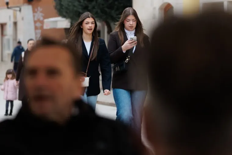 Dame u smeđim nijansama zasjenile su sve na &scaron;pici: Jedna je posebno istaknula noge