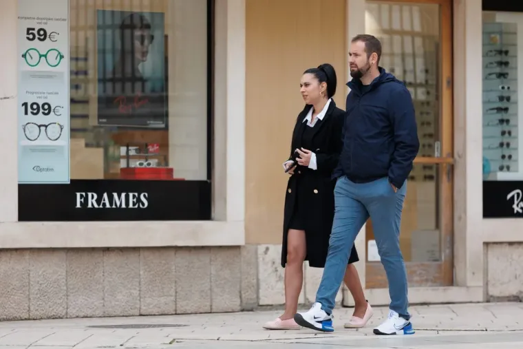 Dame u smeđim nijansama zasjenile su sve na &scaron;pici: Jedna je posebno istaknula noge