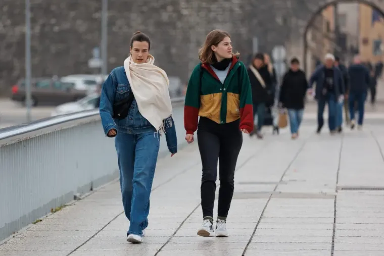 Dame u smeđim nijansama zasjenile su sve na &scaron;pici: Jedna je posebno istaknula noge