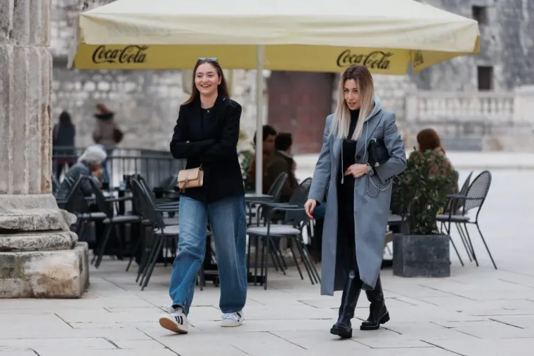 Dame u smeđim nijansama zasjenile su sve na &scaron;pici: Jedna je posebno istaknula noge