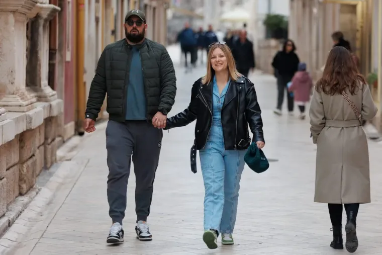 Dame u smeđim nijansama zasjenile su sve na &scaron;pici: Jedna je posebno istaknula noge