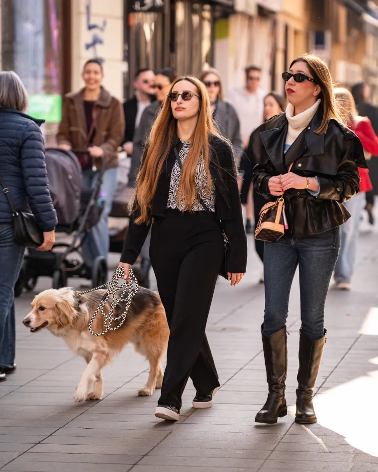 Ove dame su se posebno pripremile: Kombinacije s mrežastim najlonkama zasjenile prolaznike