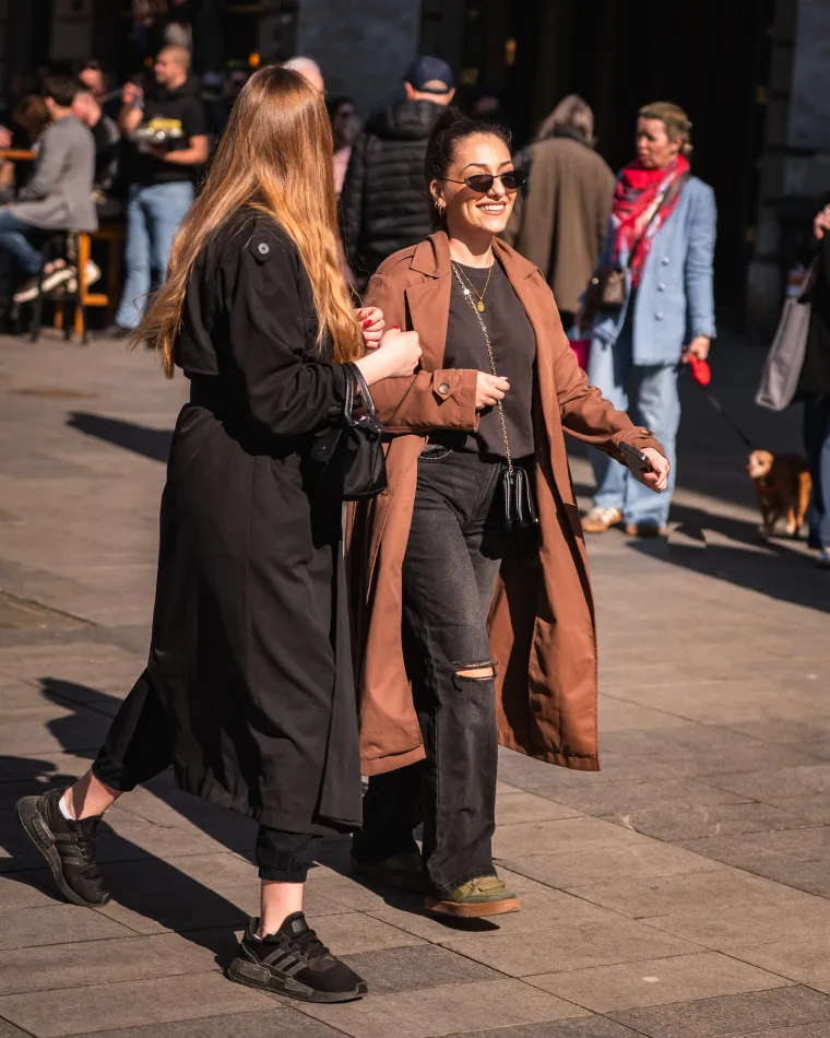 Ove dame su se posebno pripremile: Kombinacije s mrežastim najlonkama zasjenile prolaznike