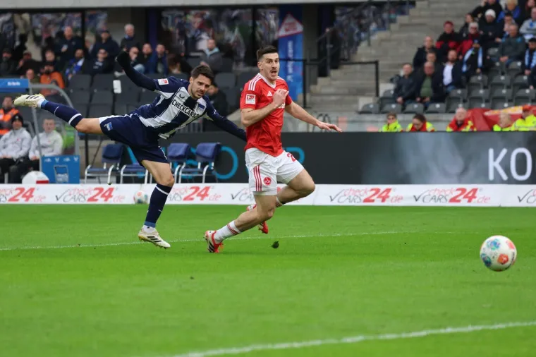 Brekalo je zabio dva gola i&nbsp;da stvar bude bolja s obje noge, prvi sa 'slabijom', lijevom nogom, a drugi u svom stilu, dribling na desno i udarac u suprotni kut. Ovo je trenutak kad je zabio prvi gol.