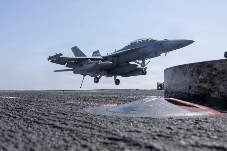 Iranci lansirali balističke rakete na ponos Trumpove mornarice? Stigao o&scaron;tar odgovor Amerike