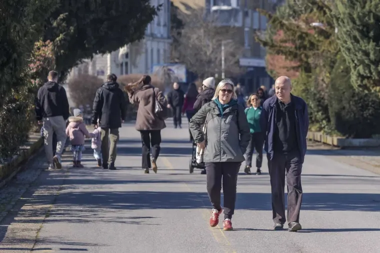 Ukrala svu pažnju u kratkoj haljini i čizmicama! Pogledajte tko je sve uživao na kavi ovu subotu