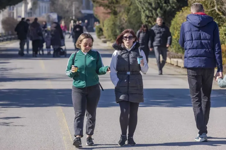 Ukrala svu pažnju u kratkoj haljini i čizmicama! Pogledajte tko je sve uživao na kavi ovu subotu