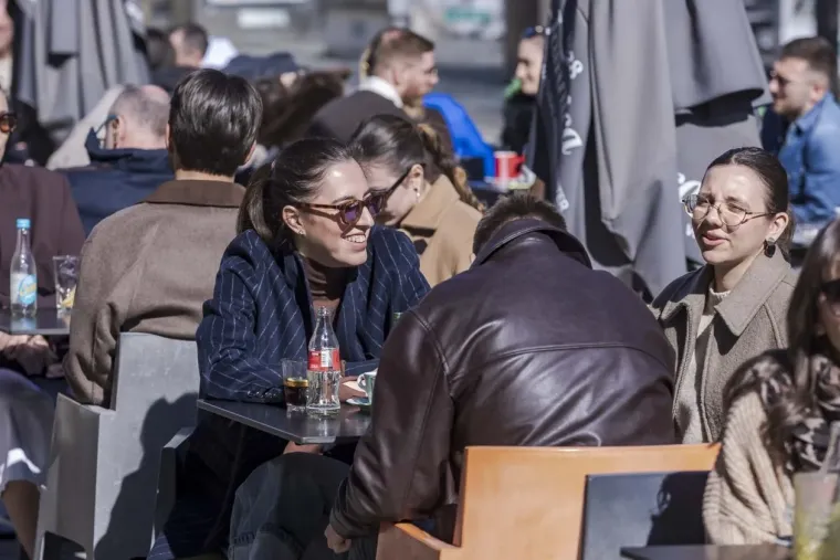 Ukrala svu pažnju u kratkoj haljini i čizmicama! Pogledajte tko je sve uživao na kavi ovu subotu