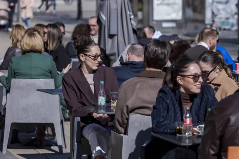 Ukrala svu pažnju u kratkoj haljini i čizmicama! Pogledajte tko je sve uživao na kavi ovu subotu