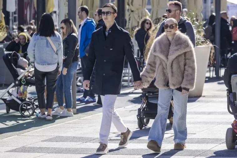 Ukrala svu pažnju u kratkoj haljini i čizmicama! Pogledajte tko je sve uživao na kavi ovu subotu
