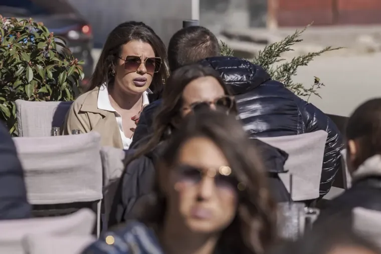 Ukrala svu pažnju u kratkoj haljini i čizmicama! Pogledajte tko je sve uživao na kavi ovu subotu