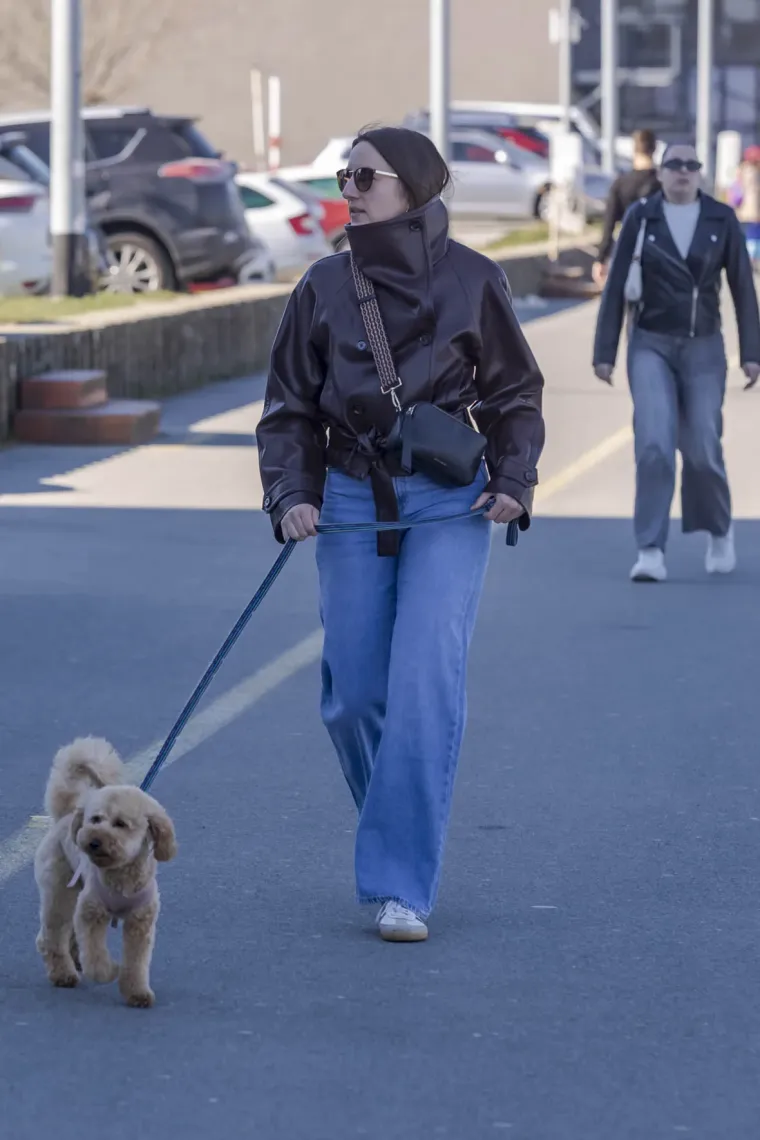 Ukrala svu pažnju u kratkoj haljini i čizmicama! Pogledajte tko je sve uživao na kavi ovu subotu