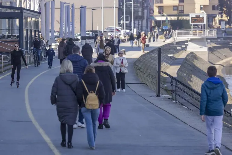 Ukrala svu pažnju u kratkoj haljini i čizmicama! Pogledajte tko je sve uživao na kavi ovu subotu