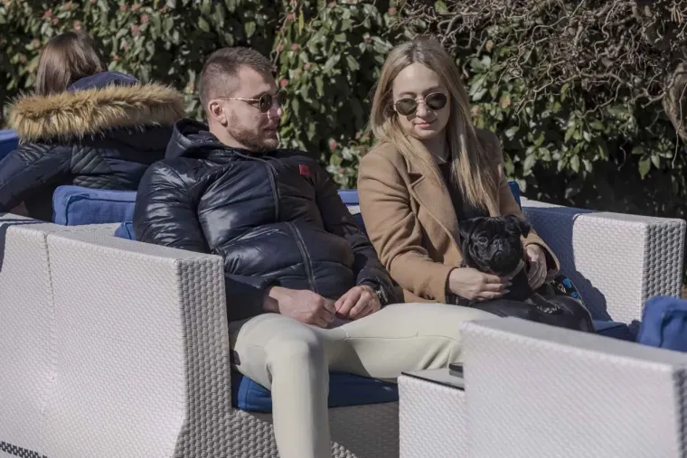 Ukrala svu pažnju u kratkoj haljini i čizmicama! Pogledajte tko je sve uživao na kavi ovu subotu