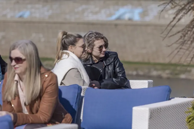 Ukrala svu pažnju u kratkoj haljini i čizmicama! Pogledajte tko je sve uživao na kavi ovu subotu
